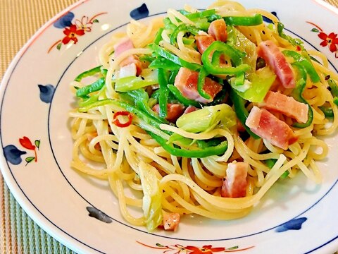 水漬けパスタで　ピーマンとベーコンの塩やきそば風